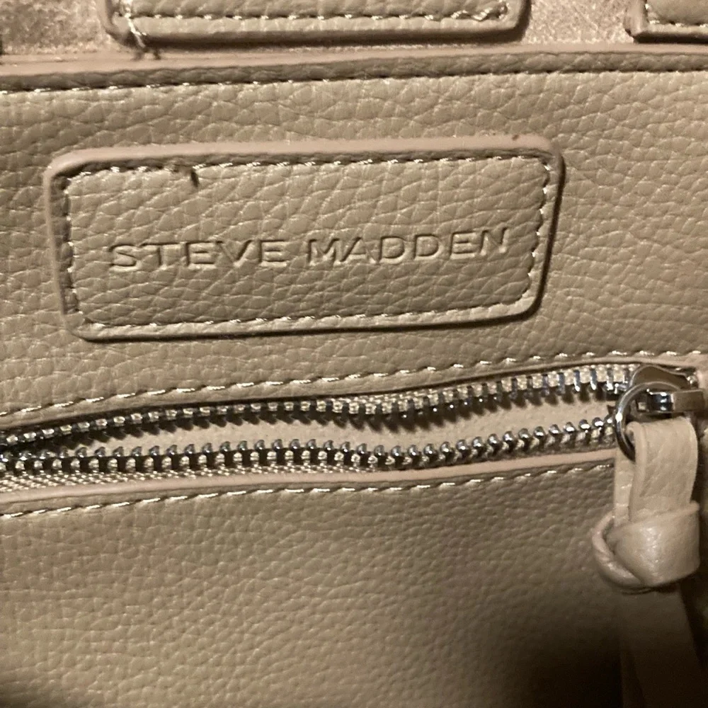 Steve Madden Beige Tote Bag with Strap, can be carried by hand or worn - Picture 6 of 11